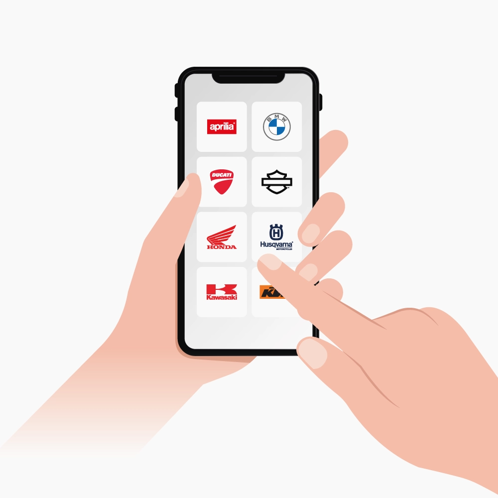 Mann inseriert sein Motorrad online auf MyBikeDealer am Laptop in einer Motorradwerkstatt.