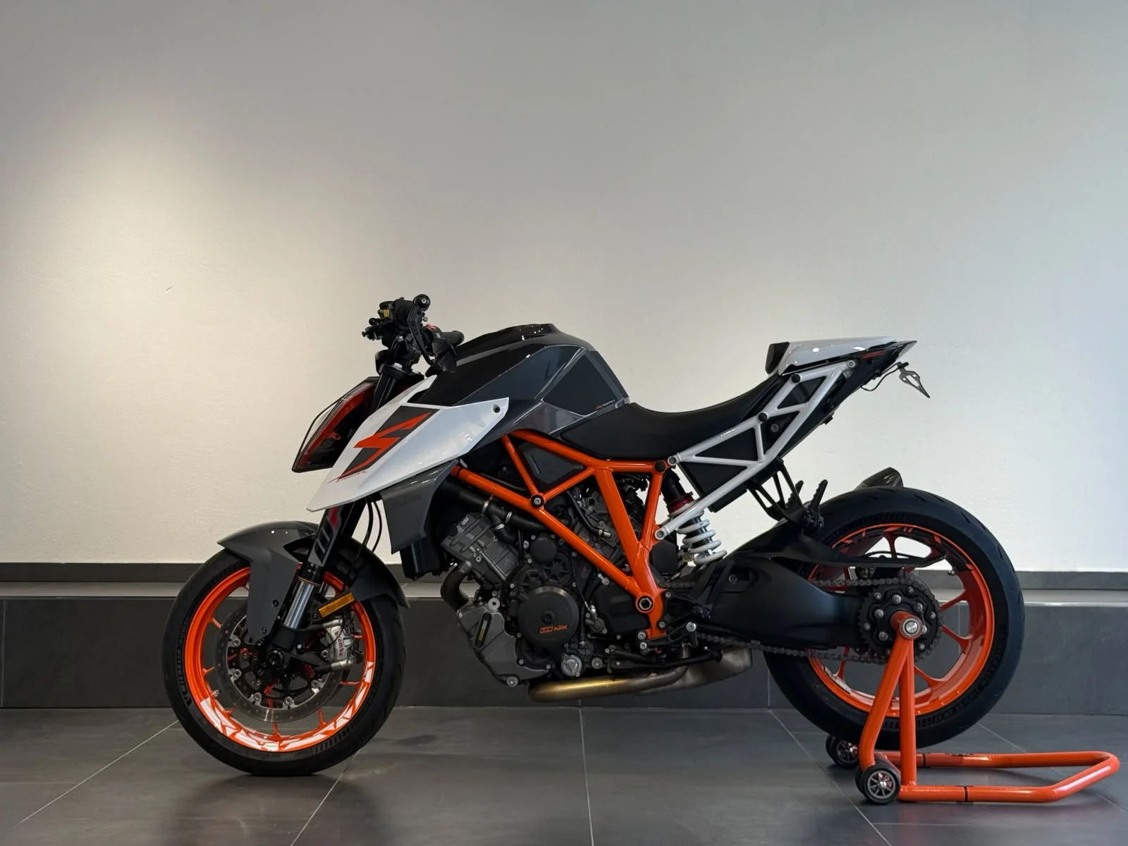 KTM 1290 SuperDuke R | Akrapovič | 2.Hand | TÜV Neu